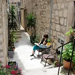 Apartman Street Garden