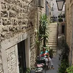 Street Garden Apartman *